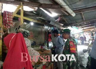 Babinsa Koramil 02/ Tarempa Sertu Brandes Himbau Pedagang di Pasar Inpres Tarempa Pakai Masker dan Jaga Kebersihan