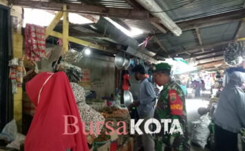 Babinsa Koramil 02/ Tarempa Sertu Brandes Himbau Pedagang di Pasar Inpres Tarempa Pakai Masker dan Jaga Kebersihan