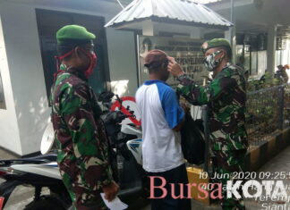 Cegah Covid -19, Plh Danramil 02/Tarempa Pelda Wamada Simare Mare Himbau Warga Pakai Masker