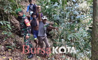 Babinsa Bantu Evakuasi Penemuan Mayat di Hutan Talapan Desa Kuala Maras Anambas