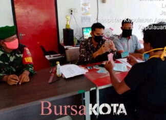 Babinsa Serka FA Sihombing Pantau Penyaluran BLT Tahap II Untuk Warga Desa Mapok