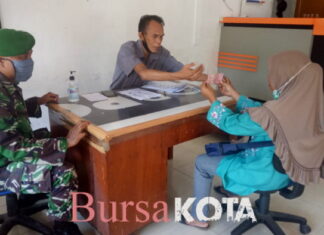 Babinsa Sertu Brandes Pantau Penyaluran BLT Tahap II Untuk Warga Kelurahan Tarempa
