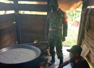 Sertu Pasmirdi Kunjungi Pengerajin Tahu di Desa Tarempa Selatan
