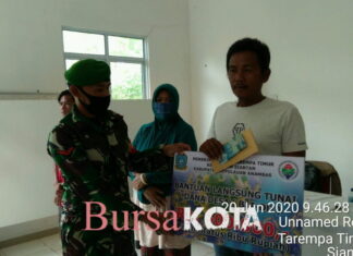Kopda Pardenande Babinsa Koramil 02/ Tarempa Pantau Penyaluran BLT- DD di Desa Tarempa Timur