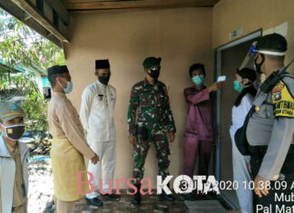 Babinsa Serda Saiful Bahri Dampingi Camat Siantan dan Tim Penanganan Covid-19 Cek Suhu Tubuh Warga