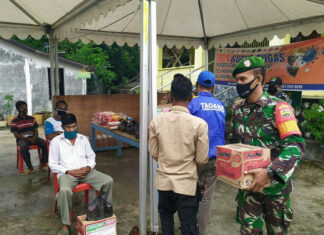 Babinsa Koramil 04/Latung Dampingi Dinsos Anambas Serahkan Sembako ke Warga Desa Keramut