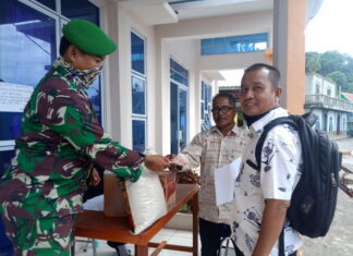 Sertu Saiful Dampingi Pemerintah Desa Bagikan Sembako Kepada Warga Terdampak Covid -19