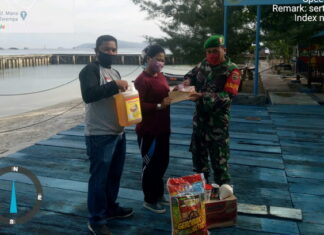 Babinsa Koramil 02/Tarempa Sertu Brandes Dampingi Pembagian Sembako di Kelurahan Tarempa Kecamatan Siantan Terdampak Covid -19