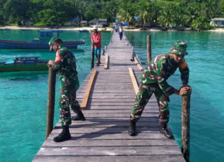Babinsa Koramil 04/Letung Goro Bersama Warga Perbaiki Pelantar Pelabuhan