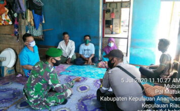 Babinsa Serda Saiful Bahri Jalin Anjangsana dengan Ketua RW Desa Mubur