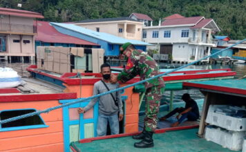 Babinsa Koramil 02/ Tarempa Lakukan Komsos dan Penegakan Disiplin Protokol Kesehatan