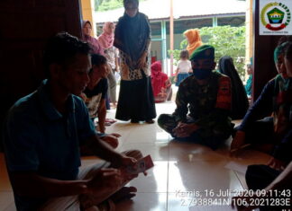 Babinsa Koramil 02/Tarempa Dampingi Pembagian BLT dari Kemensos di Desa Kiabu