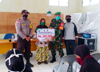 Babinsa Koramil 07/Palmatak Dampingi Penyaluran BLT – DD Tahap 3 di Desa Liuk