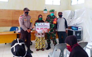 Babinsa Koramil 07/Palmatak Dampingi Penyaluran BLT – DD Tahap 3 di Desa Liuk