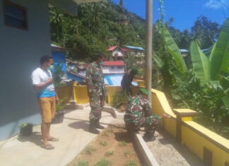 Babinsa Koramil 02/ Tarempa Gotong Royong Bersama Jamaat Cat Pagar Gereja