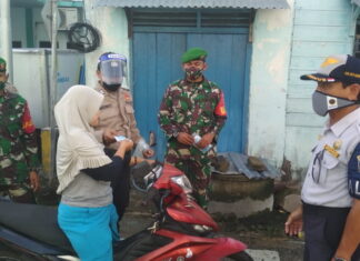 Menuju Masyarakat Produktif dan Aman Covid-19, Koramil 02/Tarempa Bersama Instansi Terkait Gelar Sosialisasi dan Bagi Masker