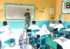 Babinsa Koramil 07/Palmatak Himbau Siswa Patuhi Protokol Kesehatan Saat Belajar