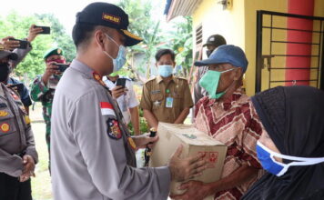 Kunjungi Polsek Senayang, Kapolres Lingga Berikan Bantuan Sosial Kepada Warga Kecamatan Senayang