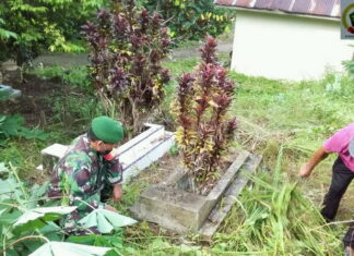 Babinsa Serka Edi Sucipto Koramil 04/Letung Goro Bersih Tanah Kuburan Bersama Warga