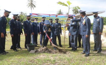 Peringati Hari Bakti ke -73 TNI AU, Komandan Lanud RSA Tanam Serentak 2.020 Pohon Sukun