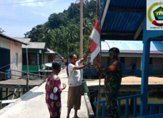 Babinsa Koramil 04/Letung Himbau Warga Binaan Pasang Bendera Merah Putih Selama Bulan Agustus