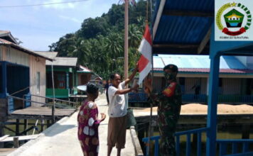 Babinsa Koramil 04/Letung Himbau Warga Binaan Pasang Bendera Merah Putih Selama Bulan Agustus