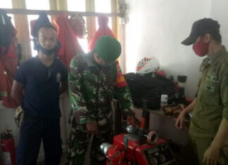 Babinsa Koramil 02/Tarempa Laksanakan Komsos dengan Petugas Damkar