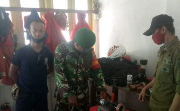 Babinsa Koramil 02/Tarempa Laksanakan Komsos dengan Petugas Damkar