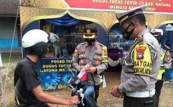 Kapolres Natuna Bagi Bendera Merah Putih ke Pengendara Mobil dan Motor