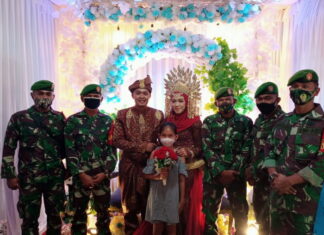 Komsos, Plh Danramil 02 Tarempa Kodim 0318/Natuna Beserta Anggota Hadiri Resepsi Pernikahan Warga
