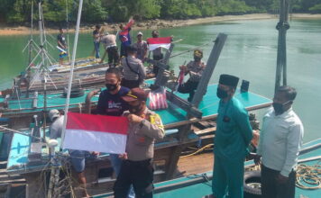 Polsek Singkep Barat Bagikan Bendera Merah Putih kepada Komunitas Nelayan di Desa Sungai Buluh