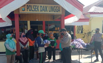 Jum’at Barokah Polsek Daik Lingga Bagikan Sembako ke Warga