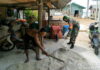 Babinsa Koramil 07/Palmatak Bantu Warga Binaan Rehap Rumah
