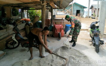 Babinsa Koramil 07/Palmatak Bantu Warga Binaan Rehap Rumah
