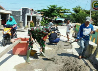 Peduli Keselamatan Pengguna Jalan, Babinsa Koramil 04/Letung Goro Bersama Masyarakat Perbaiki Jalan Rusak