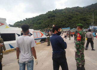 Babinsa Koramil 02/Tarempa Kodim 0318 Natuna Bersama Satgas Covid-19 KKA Tegakan Protokol Kesehatan