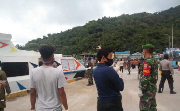 Babinsa Koramil 02/Tarempa Kodim 0318 Natuna Bersama Satgas Covid-19 KKA Tegakan Protokol Kesehatan