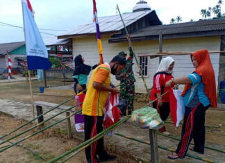Lewat Komsos, Babinsa Serda Irfansyah Bantu Warga Binaan Pasang Bendera Marah Putih