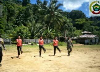 Babinsa Koramil 07/Palmatak Latih Pengibar Bendera HUT RI ke-75 di Kecamatan Siantan Utara