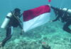 Peringati HUT RI ke-75, Lanal Ranai Bersama Komunitas Selam Natuna Kibarkan Bendera Merah Putih di Bawah Laut