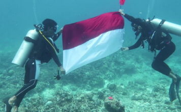 Peringati HUT RI ke-75, Lanal Ranai Bersama Komunitas Selam Natuna Kibarkan Bendera Merah Putih di Bawah Laut