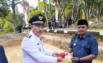 Sempena HUT RI Ke-75 Camat Temiang Pesisir Bagikan 150 Masker Kepada Peserta Upacara