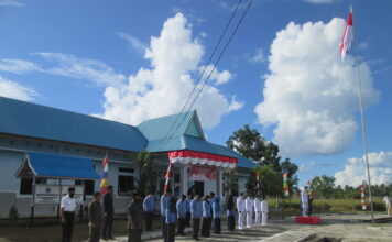Rayakan Kemerdekaan RI, Mahasiswa KKN KUKERTA Stifar Riau Turut Ikuti Upacara Bendera