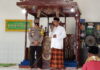 Sholat Jum’at Berjamaah di Desa Cemaga, Kapolres Natuna Sampaikan Himbauan Kamtibmas