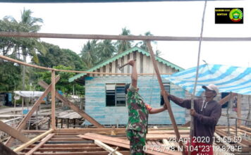 Babinsa Koramil 06/Senayang Bantu Rehap Rumah Warga