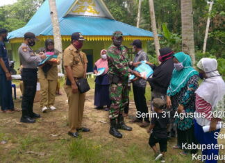 Babinsa Desa Tajur Biru Kawal dan Awasi Penyaluran BLT-DD Tahap IV