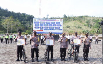 Kapolres Lingga Berikan Reward Tiga Personil Polres Lingga