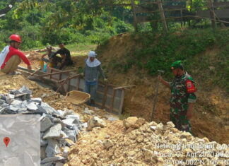 Babinsa Koramil 02/ Tarempa Pantau Pembangunan Drainase