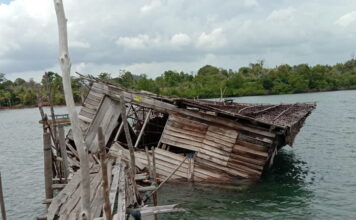 Rumah Warga Desa Tanjung Lipat – Lingga Roboh Diterjang Angin