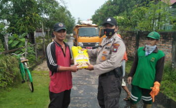 Polres Lingga Kembali Bagikan Sembako Kepada Warga Kurang Mampu